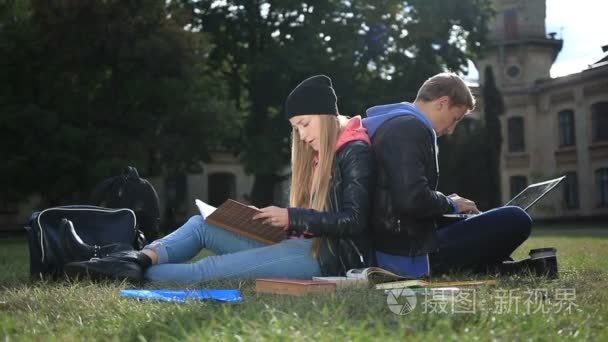 大学生学习在校园附近视频