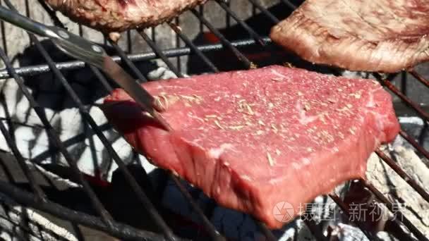 生牛肉牛排烹饪烧烤烤架上视频