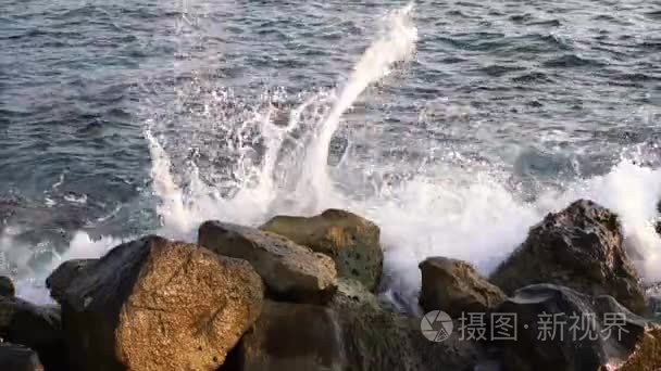 海浪拍打岩石在海海岸线上视频