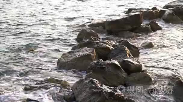 海浪拍打岩石在海海岸线上视频