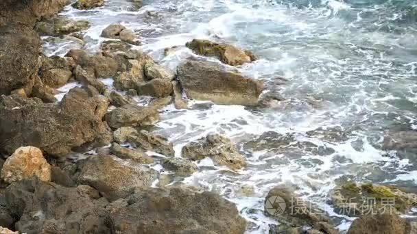 海浪拍打岩石在海海岸线上视频