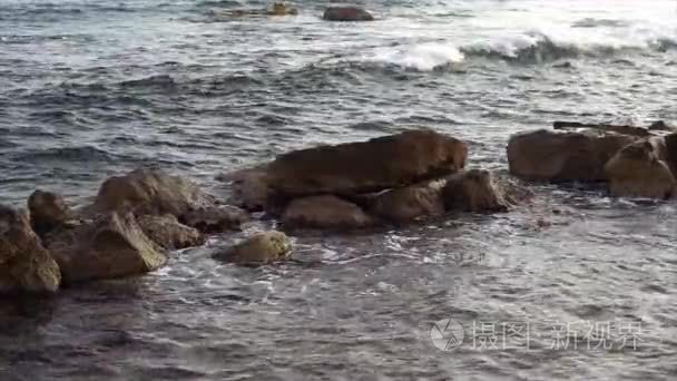 海浪拍打岩石在海海岸线上视频