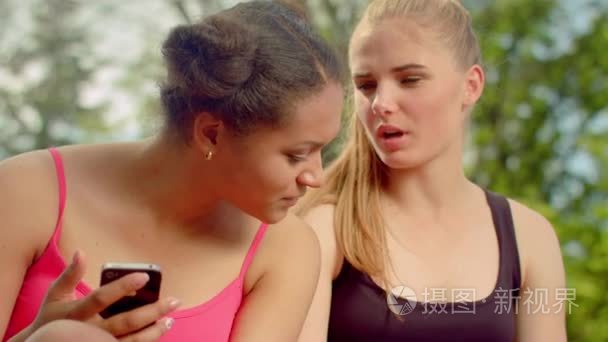 多种族的女孩在公园聊天.多族裔妇女说话的特写短视频