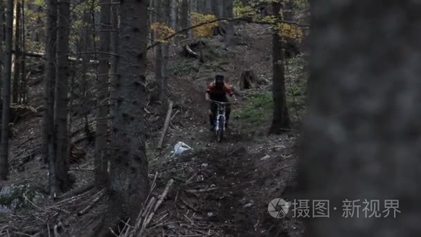 在木山骑自行车的人骑自行车视频