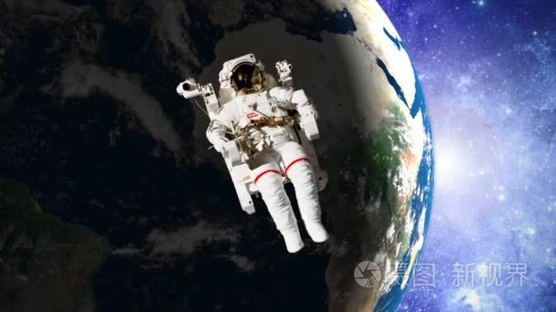 宇航员在地球前空地视频