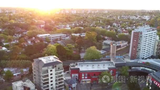 日落的空中绿色城市场景视频