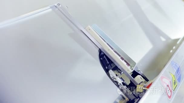 一台机器自动弯曲铝型材视频