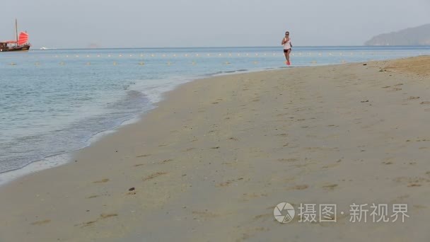 运行在日出海滩的女人视频