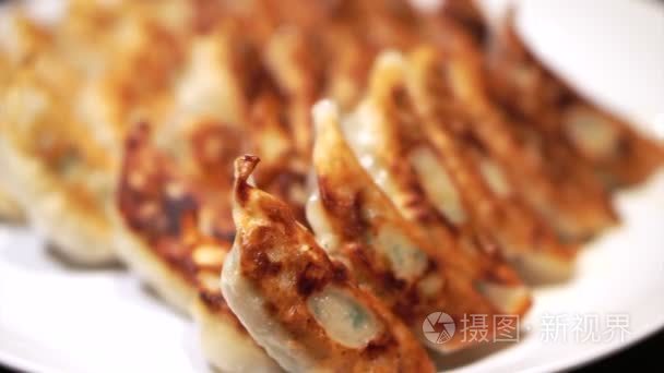 板的美味日本煎饺 / 满一侧烧地壳。用筷子吃