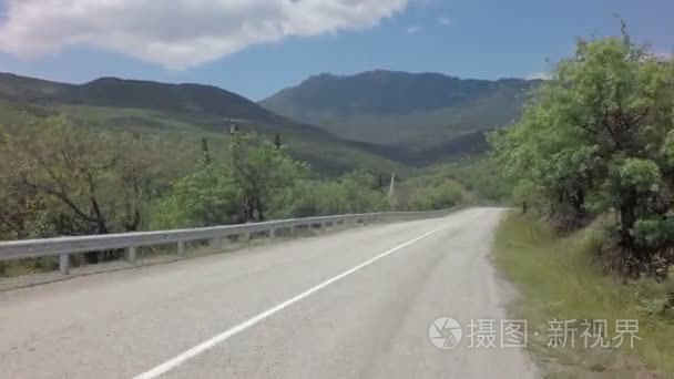 Autotravel 夏季南部克里米亚。美丽的蛇形山道路