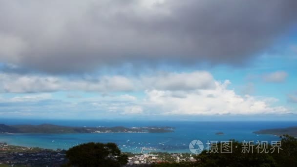 在海湾蓝色天空中的云彩视频