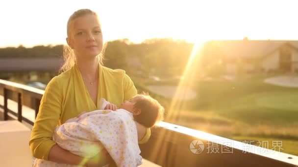 女人淡定她的宝宝视频