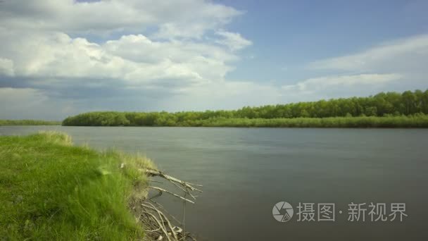 这条河上空的云块。时间流逝。景观。4k 4096 x 2304 时间流逝没有鸟，原料输出视频