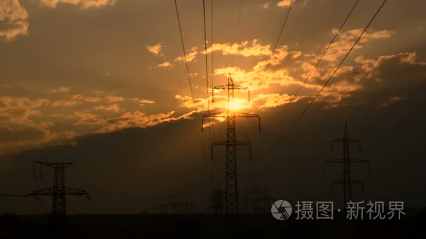 在日落时高电压电力线路视频