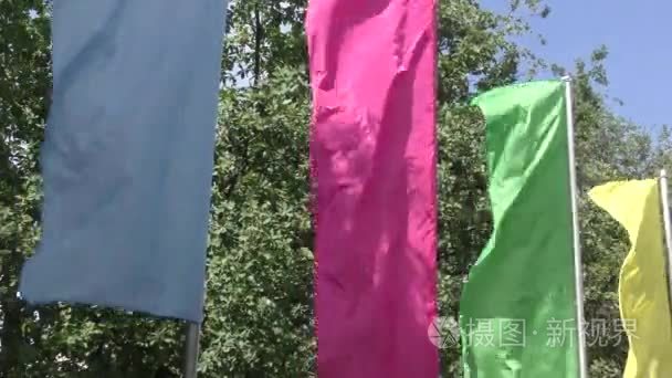 五颜六色的彩旗在风中摇曳视频