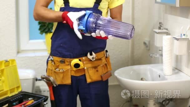 管道工在浴室里安装新的滤水器视频