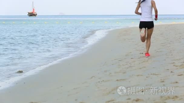 运行在日出海滩的女人视频