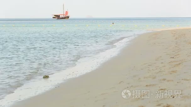 运行在日出海滩的女人视频