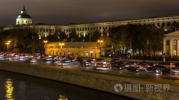 时间流逝的夜交通对城市浮桥视频