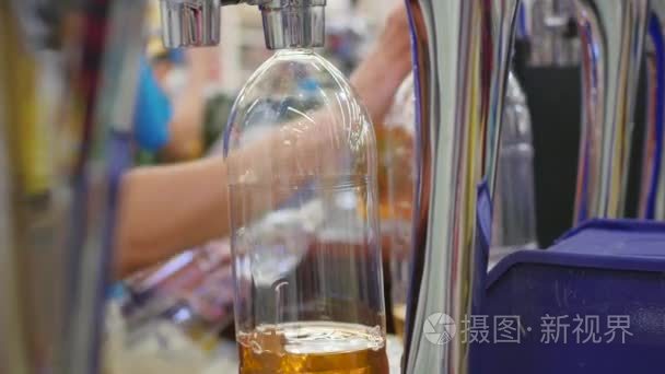 涌入的啤酒桶从存储区中的瓶视频