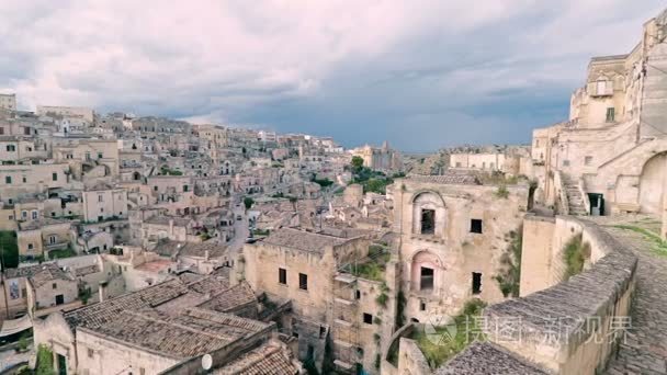 典型的石头 (Sassi di Matera) 和教会的马泰拉在蓝蓝的天空下的全景。马泰拉在意大利教科文组织欧洲国家首都文化 2