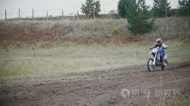 2016 年 9 月 24 日-Volgsk，俄罗斯，Mx moto 发怒赛车-女孩自行车骑手骑在一辆摩托车和投掷污垢，慢动作喷
