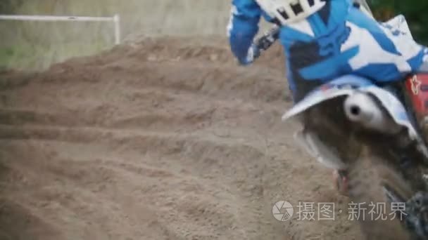 2016 年 9 月 24 日Volgsk，俄罗斯，Mx moto 交叉赛车女孩自行车骑手骑在一辆摩托车和投掷喷雾污垢，慢动