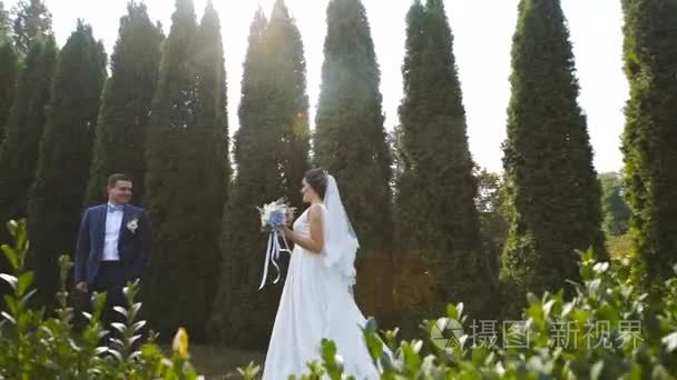 婚礼新娘和新郎走在植物园视频