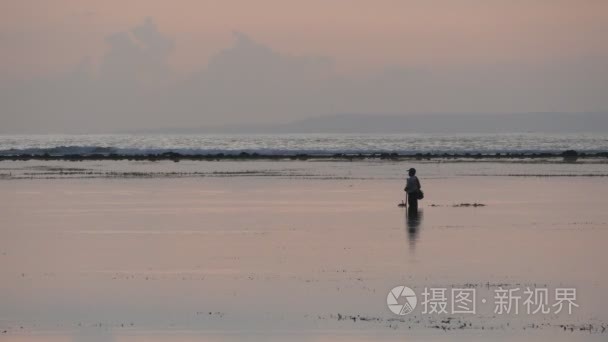 巴厘岛沙努尔海滩的晨景视频