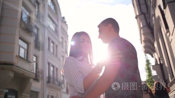 情侣拥抱城市建筑背景视频