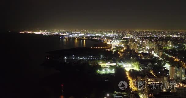 滨江夜景航拍，相机向下平移来发现游艇港湾