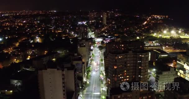 城市大道空中夜景，相机向前移动和下来然后锅