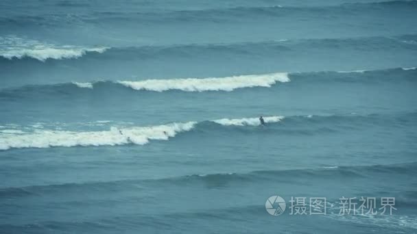 冲浪者在海上逐浪视频