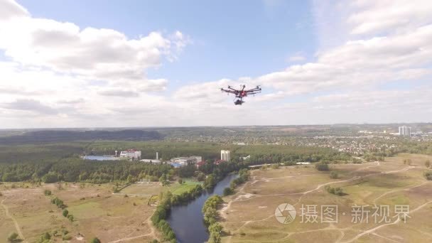 无人驾驶直升机射击飞行上八个螺旋桨 oktocopter 的航拍视频视频