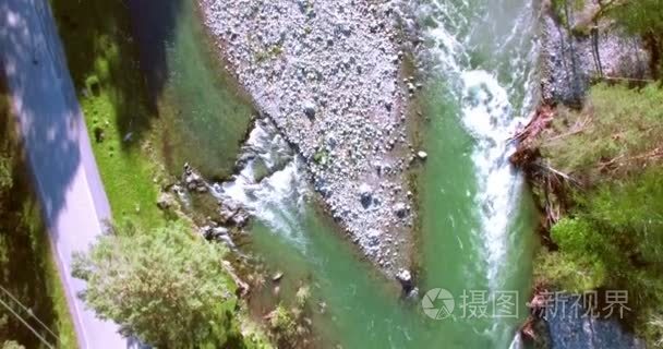 4 k 到鸟瞰图。低飞行新鲜冷山河在阳光灿烂的夏天早晨