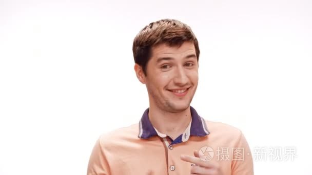 年轻男子微笑着指着自己拒绝在白色的背景