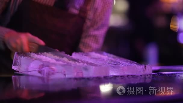 用一把锯子锯栏上的冰的调酒师视频