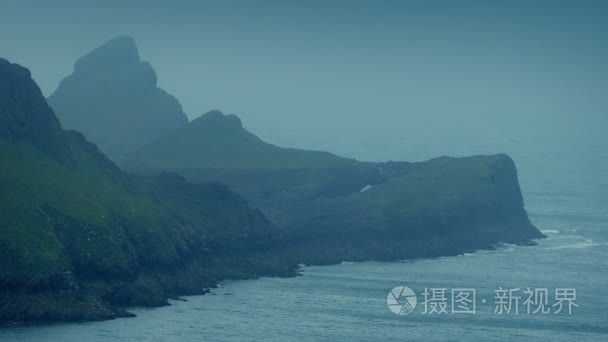 大海边的岩石峭壁视频