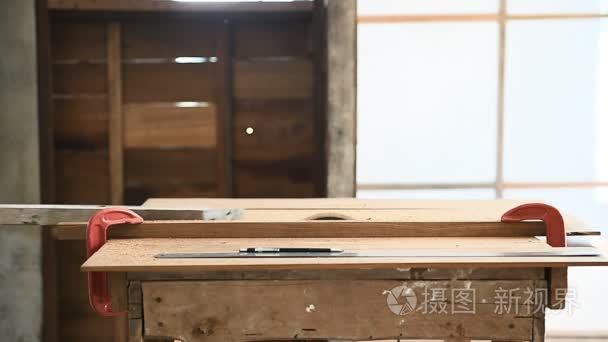 木匠人用于切割木板圆锯片表视频