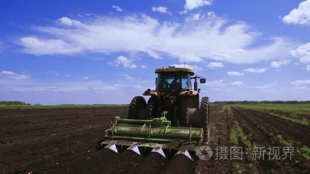 农业拖拉机播种植物视频