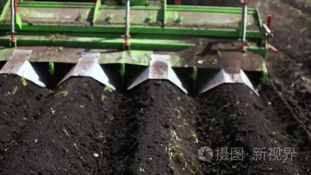 农业拖拉机播种植物视频
