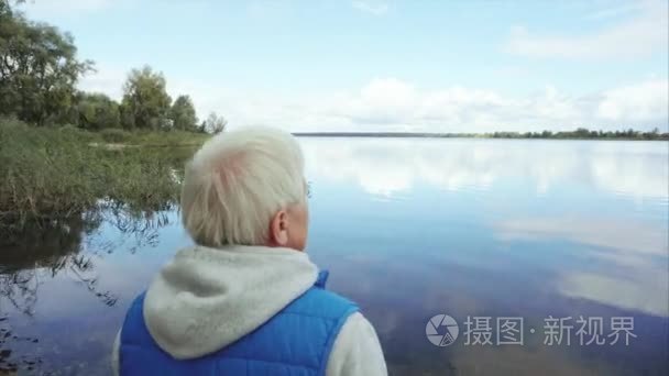 看着湖的老人灰色头发的视频视频