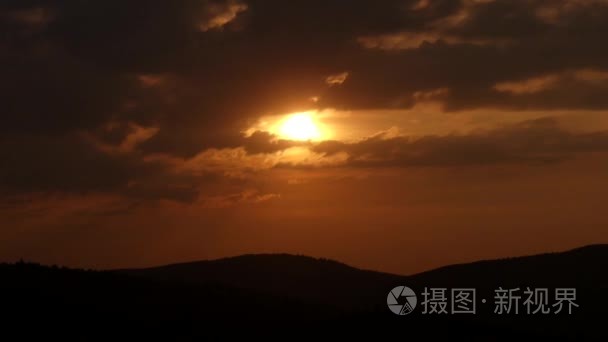 黄色云彩在天空中时间流逝