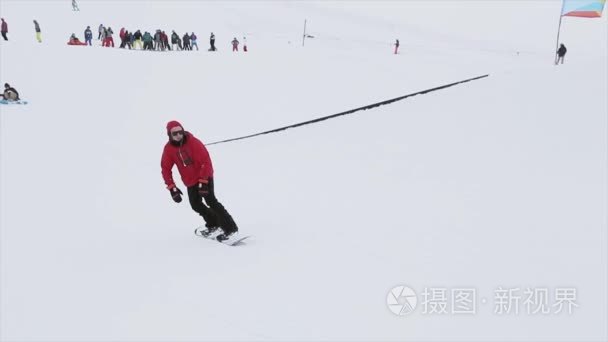 俄罗斯索契2016 年 3 月 31 日 滑雪板滑路上铁时对边坡翻过来。人。雪山。竞争。比赛