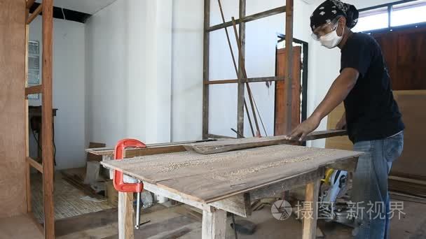 木匠人用于切割木板圆锯片表视频