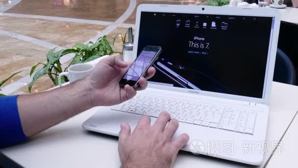 Apple store USA on tablet computer screen with macbook on it.视频