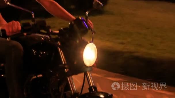 沥青路面的摩托车飞驰视频