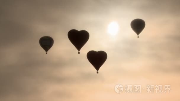 四个热气球飞行在黎明的薄雾中视频