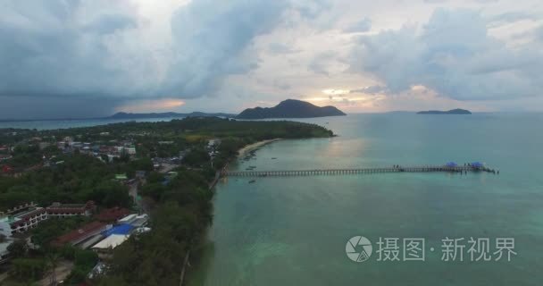 拉威海滩是天驾船游览了周围 islands.long 尾船和快艇可供租用其海岸，在那里你可以安排一趟在海湾群岛的 Phukets