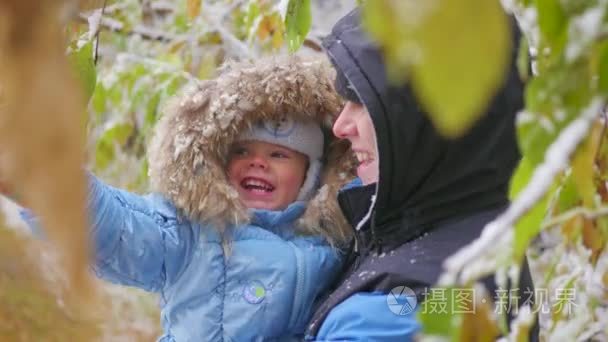 男人和孩子玩雪树分支